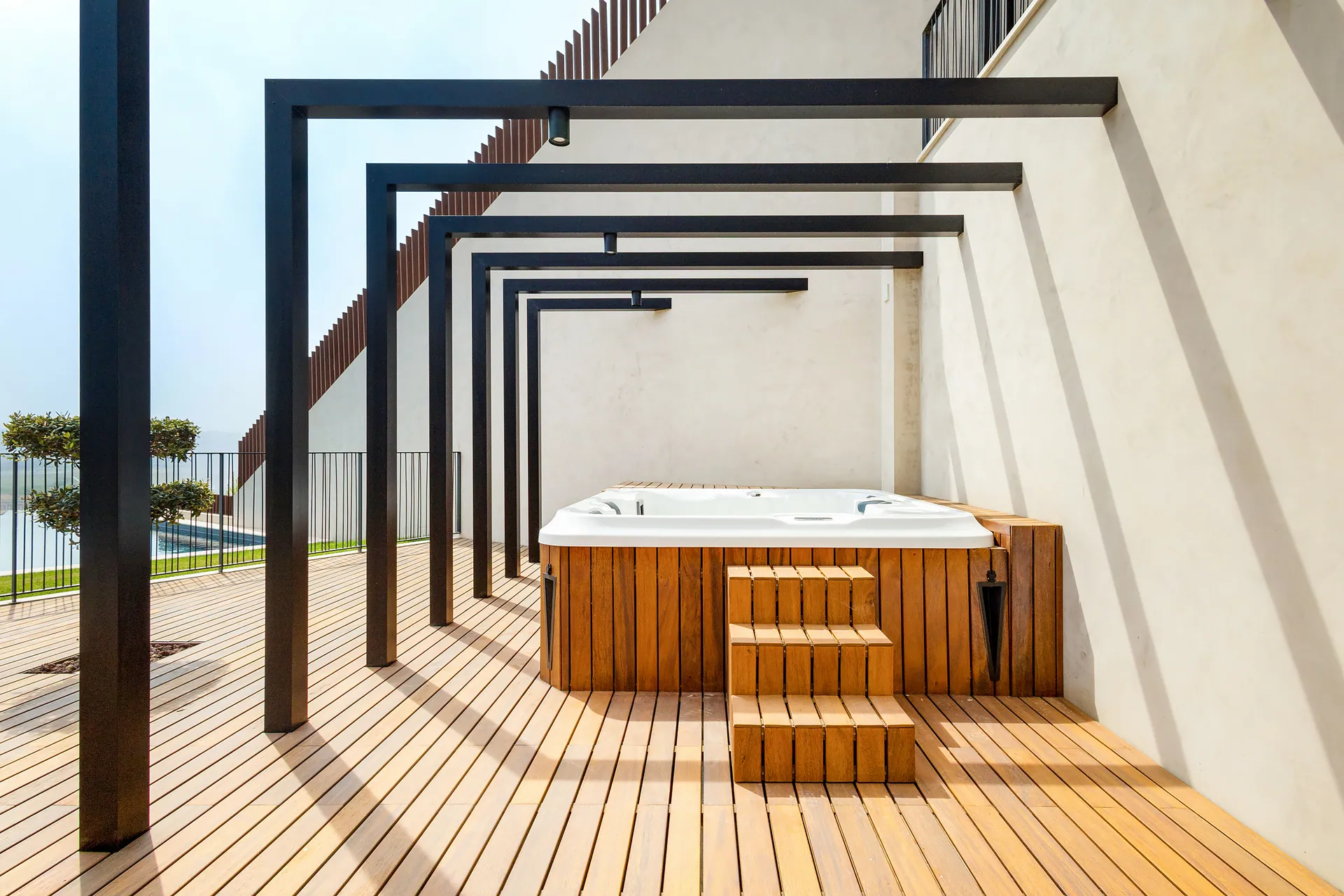 Deck em madeira com jacuzzi e pérgola na fração A