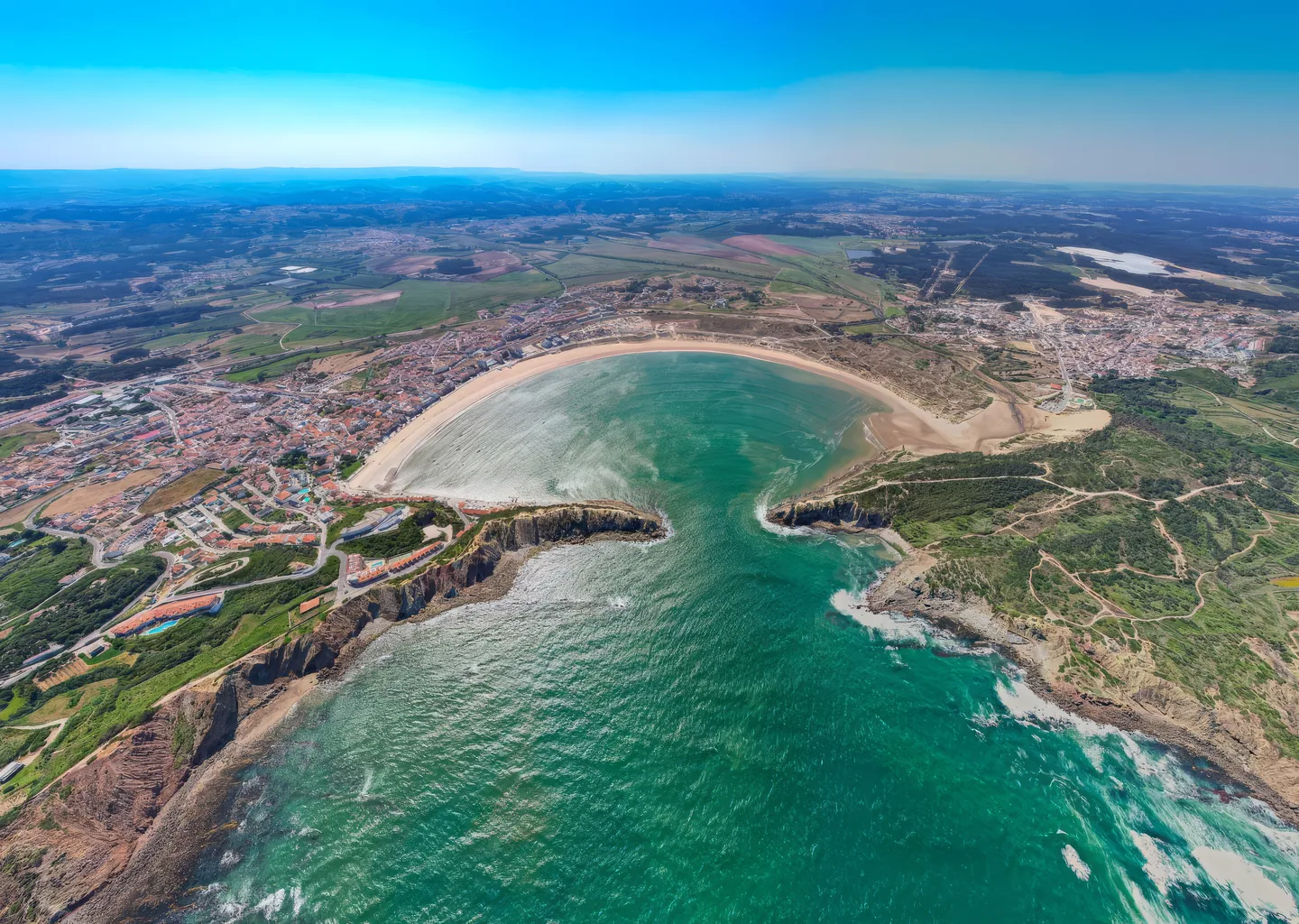 Vista aérea da baía de São Martinho do Porto, uma enseada quase circular ligada ao mar por uma abertura estreita entre arribas.