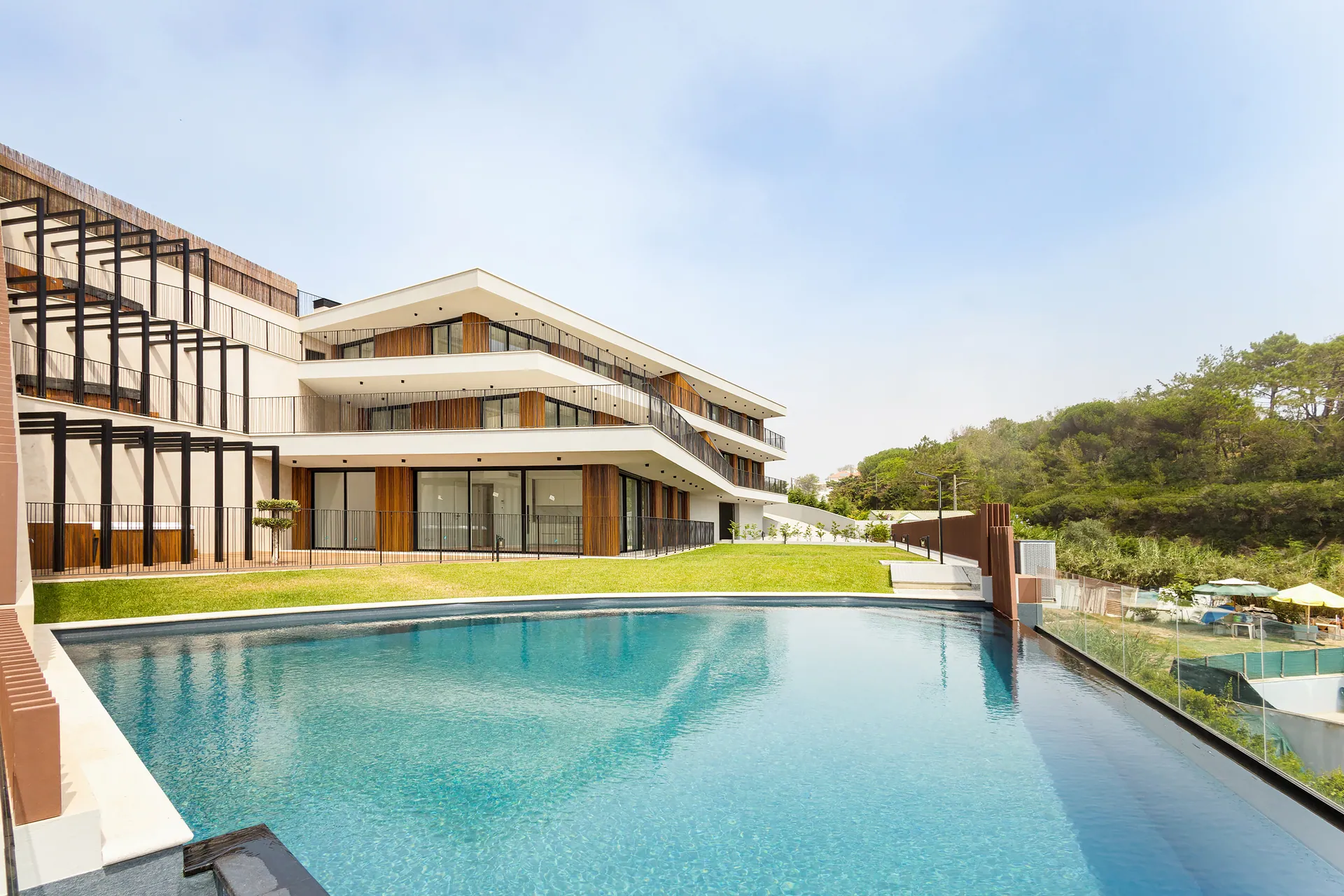 Fachada do edifício Solar do Cruzeiro com a piscina e o jardim em primeiro plano